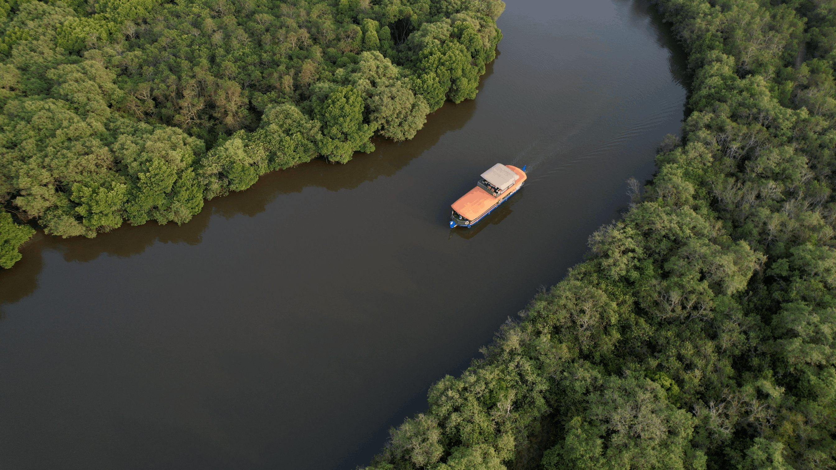 Wide shot of a houseboat on the Vellikkeel river